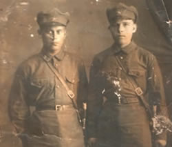 Петр Плотников (справа) в РККА